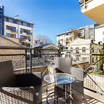 Spacious 2bdr In Old Town Apartment