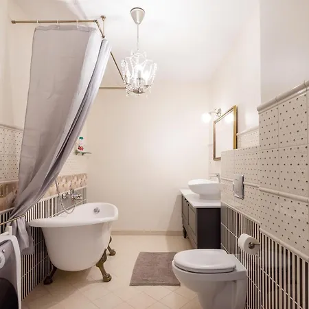 Apartment Spacious 2bdr In Old Town *