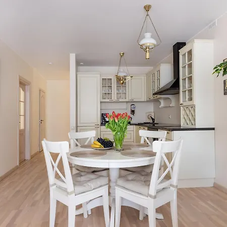 Spacious 2bdr In Old Town Апартаменты