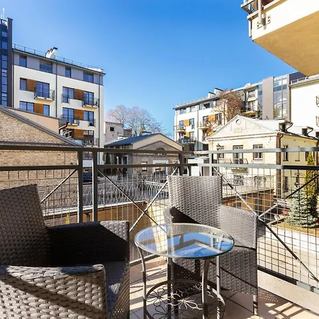 Spacious 2bdr In Old Town Апартаменты