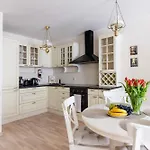 Spacious 2bdr In Old Town
